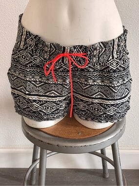 Kiss & Cry Geometric Shorts